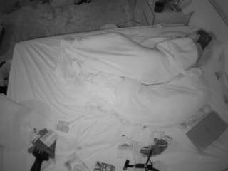 voyeurcam-julmodels-whitebed-3 camsoda