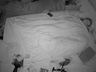voyeurcam-julmodels-whitebed-3 camsoda