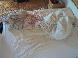 voyeurcam-julmodels-whitebed-3