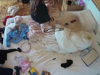 voyeurcam-julmodels-whitebed-3 camsoda