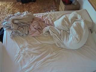 voyeurcam-julmodels-whitebed-3 camsoda