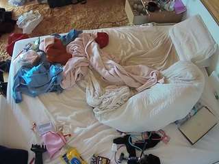 voyeurcam-julmodels-whitebed-3 camsoda