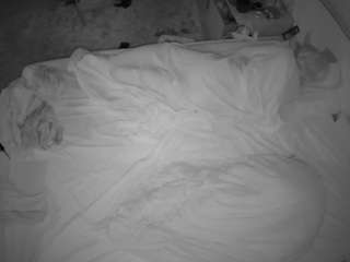 voyeurcam-julmodels-whitebed-3 camsoda