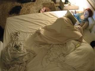 voyeurcam-julmodels-whitebed-3 camsoda