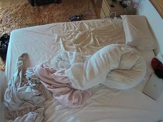 voyeurcam-julmodels-whitebed-3