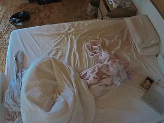 voyeurcam-julmodels-whitebed-3 camsoda