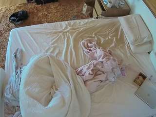 voyeurcam-julmodels-whitebed-3 camsoda