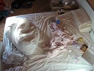 voyeurcam-julmodels-whitebed-3 camsoda