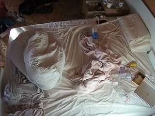 voyeurcam-julmodels-whitebed-3 camsoda