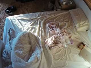 voyeurcam-julmodels-whitebed-3 camsoda