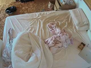 voyeurcam-julmodels-whitebed-3 camsoda