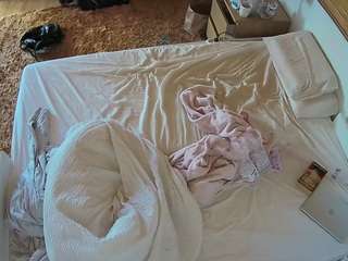 voyeurcam-julmodels-whitebed-3 camsoda