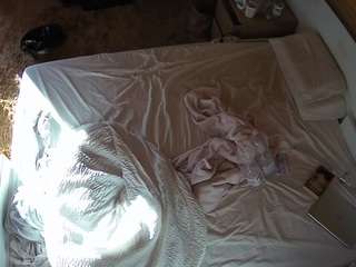 voyeurcam-julmodels-whitebed-3 camsoda