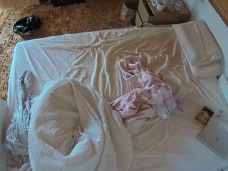 voyeurcam-julmodels-whitebed-3 camsoda