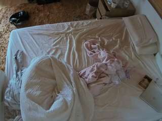 voyeurcam-julmodels-whitebed-3 camsoda