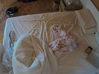 voyeurcam-julmodels-whitebed-3 camsoda