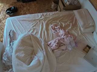 voyeurcam-julmodels-whitebed-3 camsoda