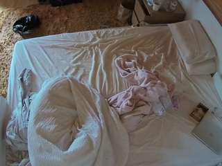 voyeurcam-julmodels-whitebed-3 camsoda