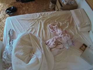 voyeurcam-julmodels-whitebed-3 camsoda