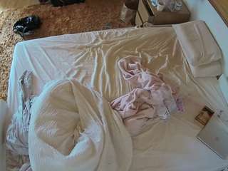 voyeurcam-julmodels-whitebed-3 camsoda