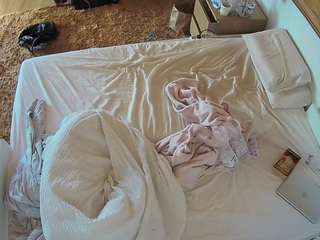 voyeurcam-julmodels-whitebed-3 camsoda