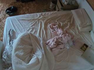 voyeurcam-julmodels-whitebed-3 camsoda