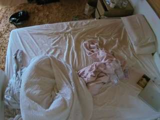 voyeurcam-julmodels-whitebed-3