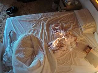 voyeurcam-julmodels-whitebed-3