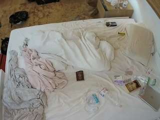 voyeurcam-julmodels-whitebed-3