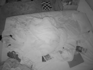 voyeurcam-julmodels-whitebed-3