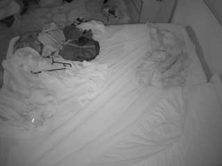 voyeurcam-julmodels-whitebed-3