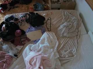 voyeurcam-julmodels-whitebed-3