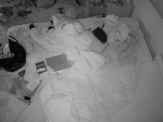 voyeurcam-julmodels-whitebed-3