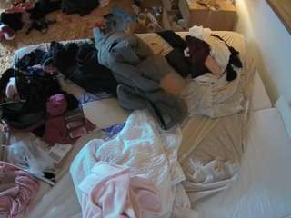 voyeurcam-julmodels-whitebed-3