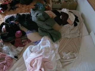 voyeurcam-julmodels-whitebed-3