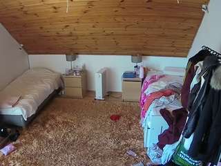 voyeurcam-julmodels-whitebed-3