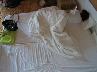 voyeurcam-julmodels-whitebed-3