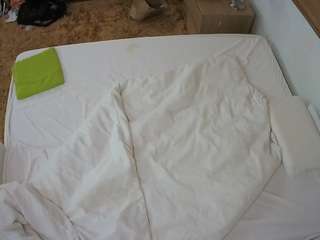 voyeurcam-julmodels-whitebed-3