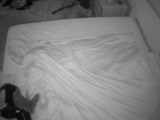 voyeurcam-julmodels-whitebed-3