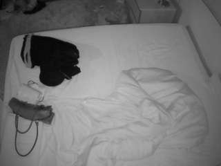 voyeurcam-julmodels-whitebed-3