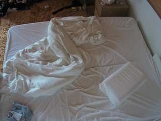 voyeurcam-julmodels-whitebed-3