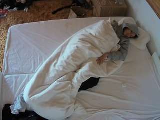 voyeurcam-julmodels-whitebed-3