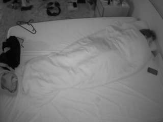 voyeurcam-julmodels-whitebed-3