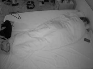 voyeurcam-julmodels-whitebed-3