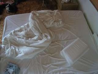 voyeurcam-julmodels-whitebed-3