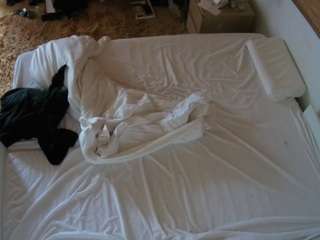 voyeurcam-julmodels-whitebed-3's CamSoda show and profile