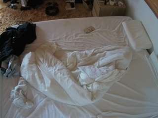 voyeurcam-julmodels-whitebed-3