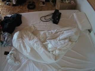 voyeurcam-julmodels-whitebed-3