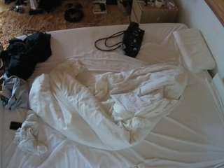 voyeurcam-julmodels-whitebed-3