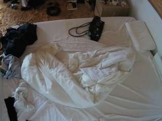 voyeurcam-julmodels-whitebed-3